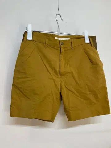 화이트 마운티니어링 브라운 숏팬츠