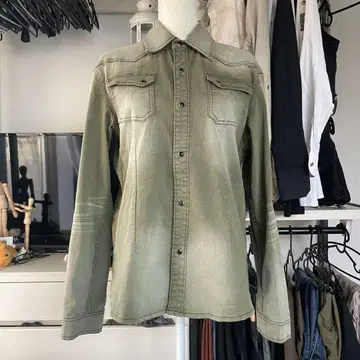in the attic 카키 올리브 그린 버튼 달린 셔츠