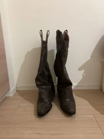 almo 다크 브라운 스터드 장식 롱 부츠