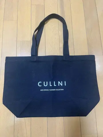 CULLNI 2025 봄/여름 컬렉션 토트백