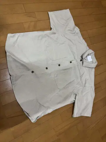 베이지 반팔 셔츠 앞면 포켓 부착