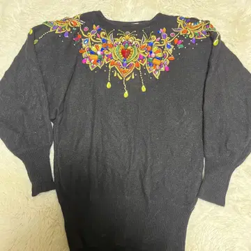 비즈 자수 블랙 긴팔 니트