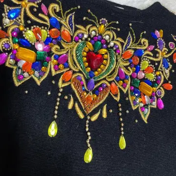 비즈 자수 블랙 긴팔 니트