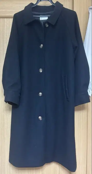 네이비 버튼 달린 롱 코트