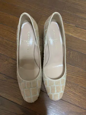 오사키 베이지 펌프스