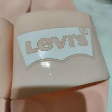 Levi's 핑크 슬라이드 샌들과 스케쳐스 비치샌들 블랙