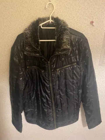 퍼 달린 블랙 다운 자켓