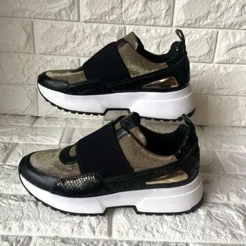 거의 새상품 MICHAEL KORS 슬립온 스니커즈 블랙/골드