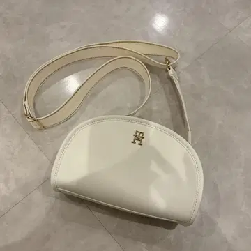 TOMMY HILFIGER 하프문 숄더백 화이트