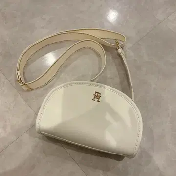 TOMMY HILFIGER 하프문 숄더백 화이트