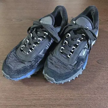 LACOSTE 블랙 스니커즈 트레일 밑창