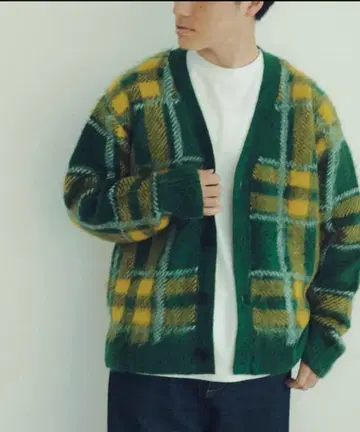 어반 리서치 그린과 옐로우 컬러의 체크 무늬 가디건