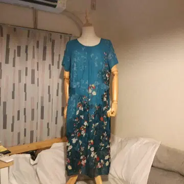 파랑 꽃무늬 반팔 무릎 기장 원피스