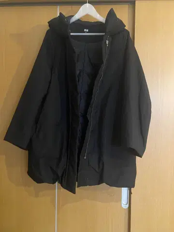 유니클로 후드 부착 블랙 다운 자켓