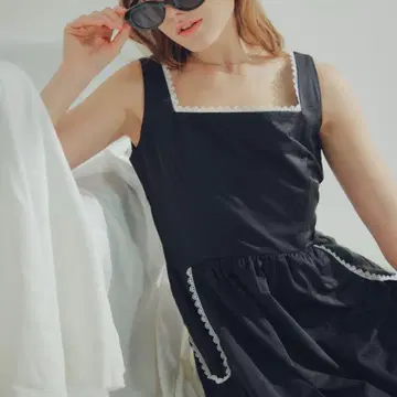 ECREL 림 레이스 프릴 개더 원피스 슬리브리스 원피스 블랙