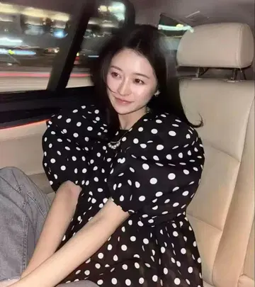 bibiy. 도트 프릴 상의