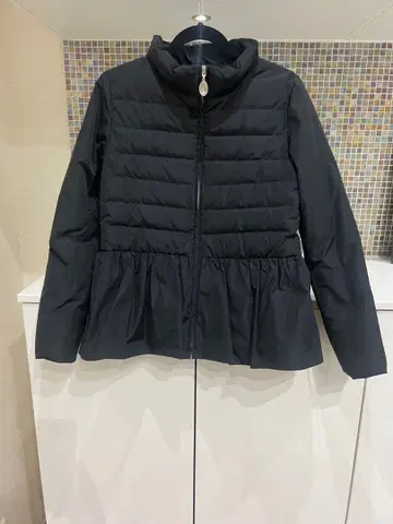 AVENIRETOILE 아베니르 프릴 밑단 블랙 다운 자켓