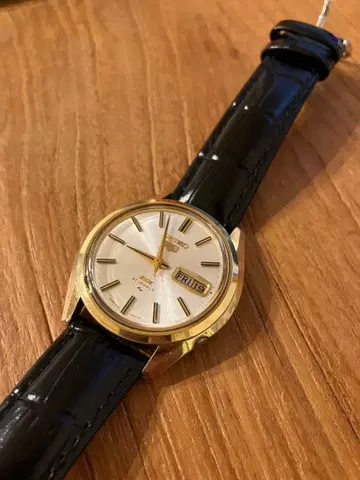 세이코 5 디럭스 앤티크: 돌핀 침 데이데이트