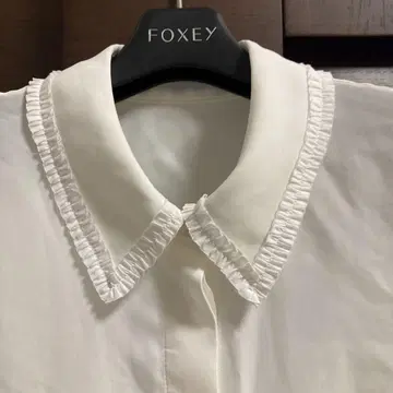 FOXEY NEW YORK 카라 부착 상의