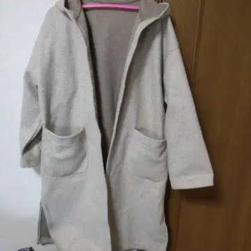 베이지 후드 부착 롱 코트