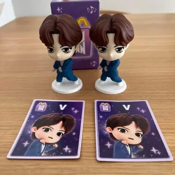 K-POP V 피규어 세트 2체와 카드 2장