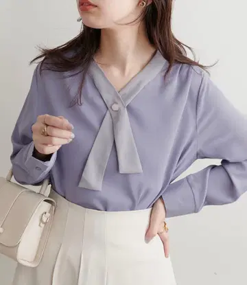 내추럴 꾸뛰르 osono 펄 리버튼 크로스 보타이 블라우스