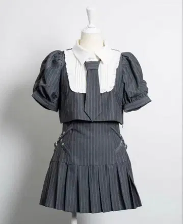 pium 넥타이 포함 스퀘어 프릴 상의 사이드 벨트 플리츠 미니 스커트