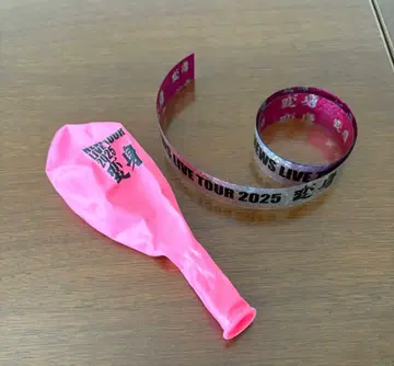 NEWS LIVE TOUR 2025 변신 풍선, 은색 테이프