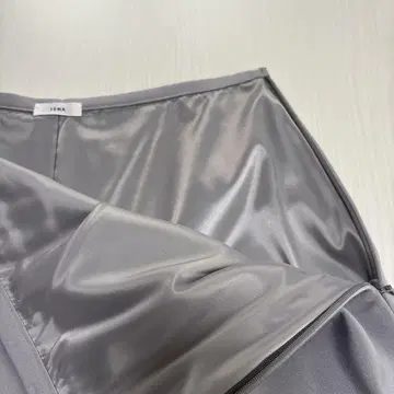 그레이 플레어 롱 스커트 새틴 마감