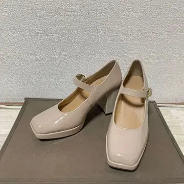 베이지 스트랩 하이힐