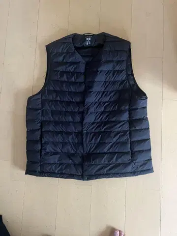 올해 모델 UNIQLO 울트라 라이트 다운 베스트 V넥 미사용 새상품