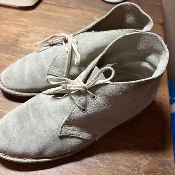 Clarks 베이지 스웨이드 하이컷 부츠