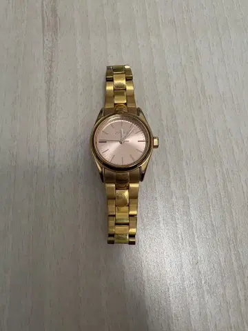 골드 아날로그 손목시계 핑크 다이얼 훌라