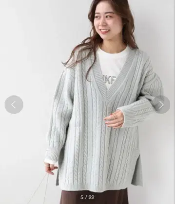 그레이 케이블 짜임 V넥 스웨터
