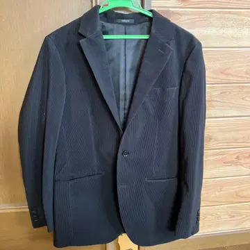 컴시즘 블랙 테일러드 자켓과 스트라이프 팬츠 세트