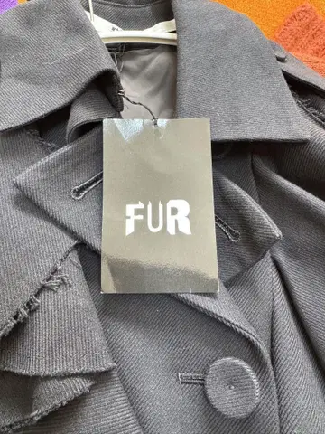 [택 포함 새상품] FUR 프릴 트렌치코트 블랙