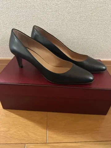 BALLY 블랙 가죽 펌프스 중간 힐