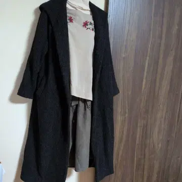 후드 부착 다크 그레이 롱 코트