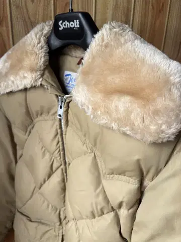 Schott 베이지 다운 자켓