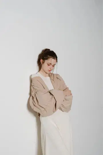 PINUE 셔링 슬리브 블루종 ( BEIGE )