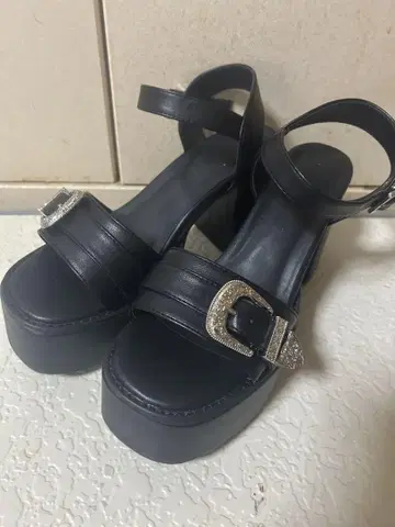비쥬 장식 버클 블랙 샌들