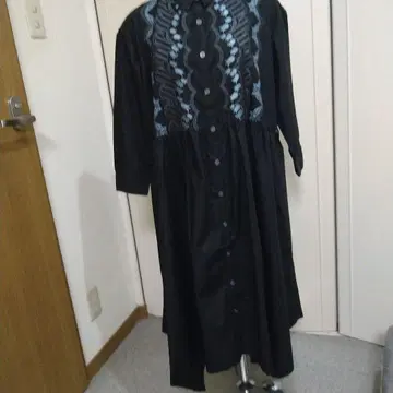 이즈스칼라 블랙 긴팔 원피스 파란색 자수