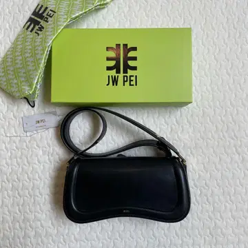 JW PEI 블랙 숄더백