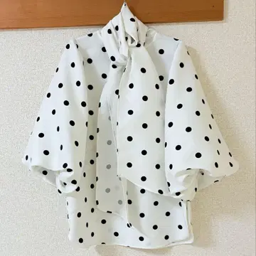 도트 무늬 5부 소매 블라우스 리본 타이 퍼프 슬리브