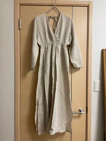 베이지 V넥 긴팔 롱 원피스