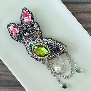 비즈 자수 브로치 이리오모테야마네코 핸드메이드