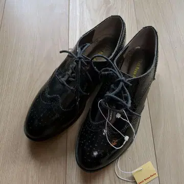 광택의 블랙 옥스퍼드 신발 M 골드 컬러