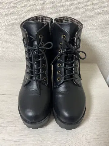 블랙 레이스업 부츠