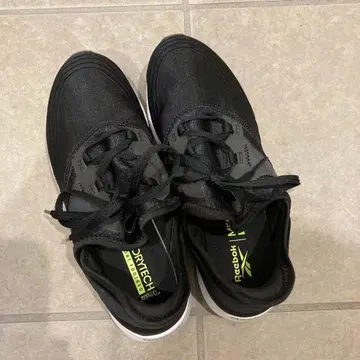 새상품급 Reebok 블랙 스니커즈