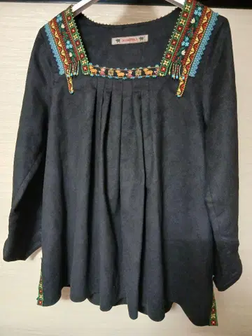 알베로베로 티롤리안 테이프 자수 블라우스